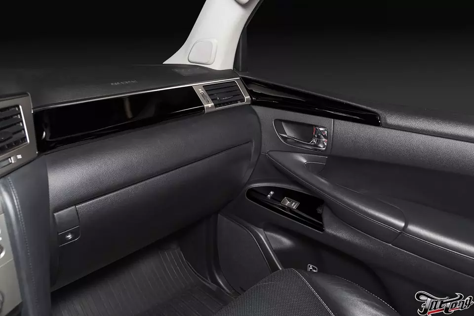 Lexus LX570. Окрас салонного пластика в черный глянец (рояльный лак).